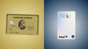 Imagem comparativa com dois cartões de crédito: à esquerda, o cartão American Express Gold com design dourado e detalhes clássicos em relevo, incluindo o retrato icônico do centurião romano no centro; à direita, o cartão Azul Visa Infinite emitido pelo Itaú, com visual moderno, acabamento clean em tom perolado e logotipos da Azul e do banco Itaú na parte inferior. O fundo da imagem é dividido em dois tons: dourado do lado do Amex e azul escuro do lado do Azul Infinite.