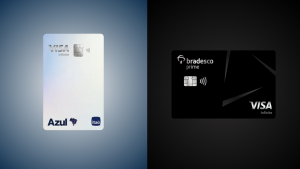 Imagem comparativa entre dois cartões de crédito Visa Infinite: à esquerda, o cartão Azul Itaú Visa Infinite com design minimalista em tom perolado e logotipos da Azul Infinite e do Itaú na parte inferior; à direita, o cartão Bradesco Prime Visa Infinite com visual elegante em preto fosco, detalhes geométricos brilhantes e logotipo do Bradesco no canto superior esquerdo. O fundo da imagem é dividido em dois tons, azul para o lado do cartão Azul e preto para o lado do cartão Bradesco Prime.