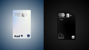 Imagem comparativa entre dois cartões de crédito de alto nível: à esquerda, o Azul Visa Infinite, com design elegante em tom perolado, logotipos da Azul e do Itaú no canto inferior e tecnologia de pagamento por aproximação; à direita, o Pão de Açúcar Mastercard Black, com acabamento preto fosco, logotipos do Pão de Açúcar, Itaú e Mastercard, também equipado com tecnologia contactless. Ambos os cartões são voltados para clientes que buscam benefícios exclusivos e vantagens em viagens e compras.