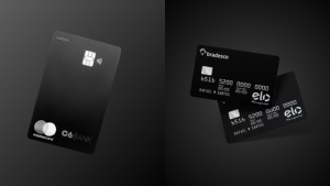 Imagem comparativa entre dois cartões de crédito premium: à esquerda, o C6 Bank Carbon Mastercard, com design minimalista em preto fosco e logotipo Mastercard no canto inferior; à direita, dois cartões Bradesco Elo Nanquim, também em preto, exibindo o logotipo Elo e os detalhes do titular do cartão. Ambos possuem aparência sofisticada e são voltados para clientes de alta renda.