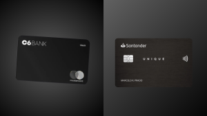 Imagem comparativa entre dois cartões de crédito premium: à esquerda, o C6 Bank Mastercard Black, com design minimalista em preto fosco e logotipo Mastercard no canto inferior; à direita, o Santander Unique, com acabamento sofisticado em tom escuro, o nome do titular gravado e ícone de pagamento por aproximação. Ambos são cartões voltados para clientes de alta renda, oferecendo benefícios exclusivos.