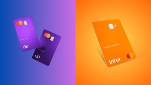 Imagem comparativa de dois cartões de crédito: à esquerda, dois cartões roxos do Nubank com logotipo “nu” e nomes personalizados, em fundo com degradê azul e lilás; à direita, um cartão laranja do Banco Inter com logotipo branco, também personalizado com nome, sobre fundo alaranjado vibrante. Ambos são da bandeira Mastercard e possuem tecnologia de aproximação.