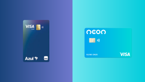 Imagem comparativa entre dois cartões de crédito. À esquerda, o cartão Azul Gold Visa emitido pelo Itaú, com fundo azul escuro. À direita, o cartão Neon Visa com fundo azul claro e design minimalista. Ambos os cartões possuem chip e tecnologia de pagamento por aproximação.