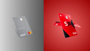 Imagem comparativa entre dois cartões de crédito. À esquerda, o cartão Banco Inter Platinum, de cor cinza e bandeira Mastercard, sobre um fundo cinza degradê. À direita, o cartão Santander SX, de cor vermelha com detalhes pretos e bandeira Visa, sobre um fundo vermelho vibrante. Ambos representam opções populares de cartões no Brasil.