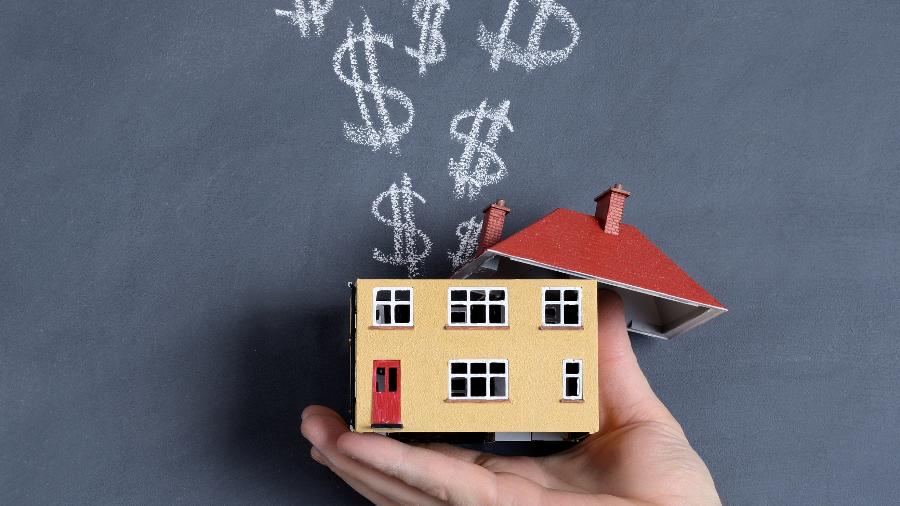 Empréstimo com garantia de imóvel: Vale a pena considerar essa alternativa para suas finanças? 7 casa com cifrao saindo do teto preco do imovel financiamento imobiliario credito casa propria dinheiro