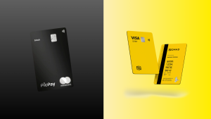 Comparação visual entre os cartões PicPay Black e Nomad: à esquerda, o cartão preto fosco do PicPay Black com bandeira Mastercard; à direita, dois cartões amarelos da Nomad com bandeira Visa, exibindo o design moderno e internacional da fintech.