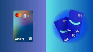 Comparativo visual entre dois cartões de crédito: à esquerda, o cartão Azul Internacional, com design em tons degradê e logotipos da Azul e do Itaú; à direita, dois cartões DM Visa em azul sólido com um sorriso estilizado, destacando a marca "dm" e o selo Visa.