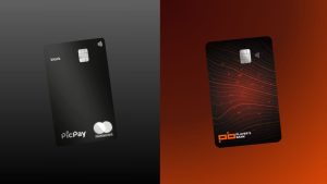 Imagem comparativa entre os cartões de crédito PicPay Black e Player’s Bank, destacando seus designs modernos, com o PicPay Black em fundo cinza e o Player’s Bank em fundo laranja.