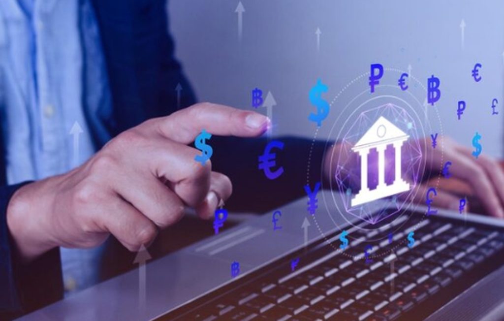Pessoa utilizando notebook enquanto interage com ícones de moedas e símbolos financeiros digitais, representando a integração e inovação trazidas pelo Open Finance 2.0.