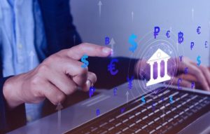 Pessoa utilizando notebook enquanto interage com ícones de moedas e símbolos financeiros digitais, representando a integração e inovação trazidas pelo Open Finance 2.0.