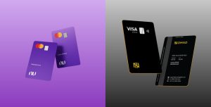 Comparativo entre cartões de crédito Nubank e Nomad, lado a lado em fundo dividido ao meio com degradês em tons roxos e cinza, cada cartão centralizado em seu espaço.