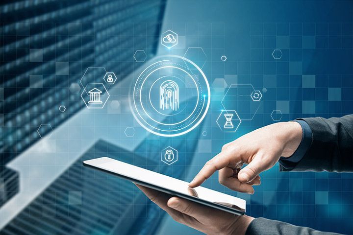 Pessoa utilizando um tablet com ícones digitais representando segurança, nuvem e autenticação, ilustrando o conceito de tokenização de ativos e a modernização do mercado financeiro no Brasil.