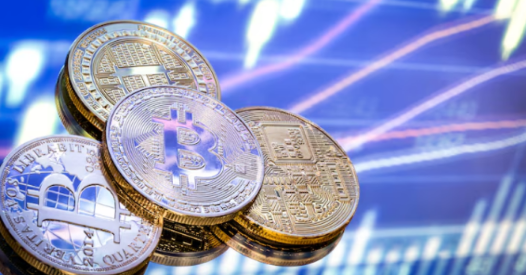 Várias moedas de bitcoin sobre uma superfície brilhante, com gráfico de linhas ao fundo simbolizando variação de preço e investimento digital, conta digital.